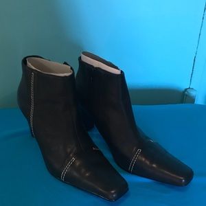 Blk ankle boots trimmed with white stitching
